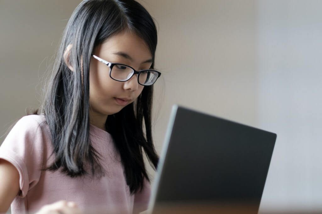 MotheHomeschooling kids in Malaysiar homeschooling daughter in Hong Kong